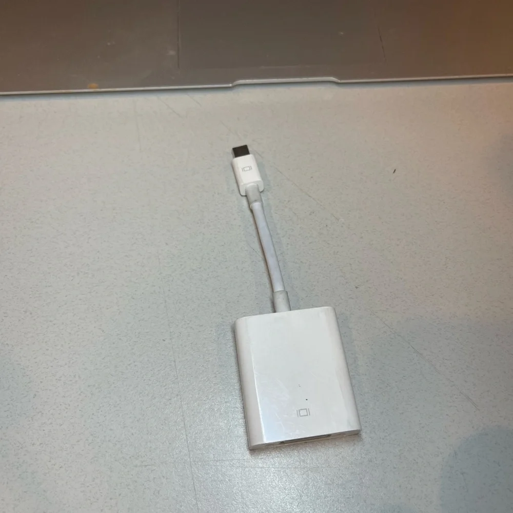Genuine Apple Macbook Pro mini Display Port to VGA Adapter USED
